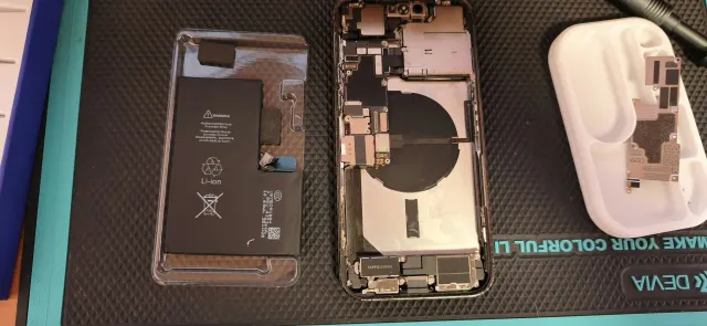 iPhone 14 pro Max (130% akkumulátor)